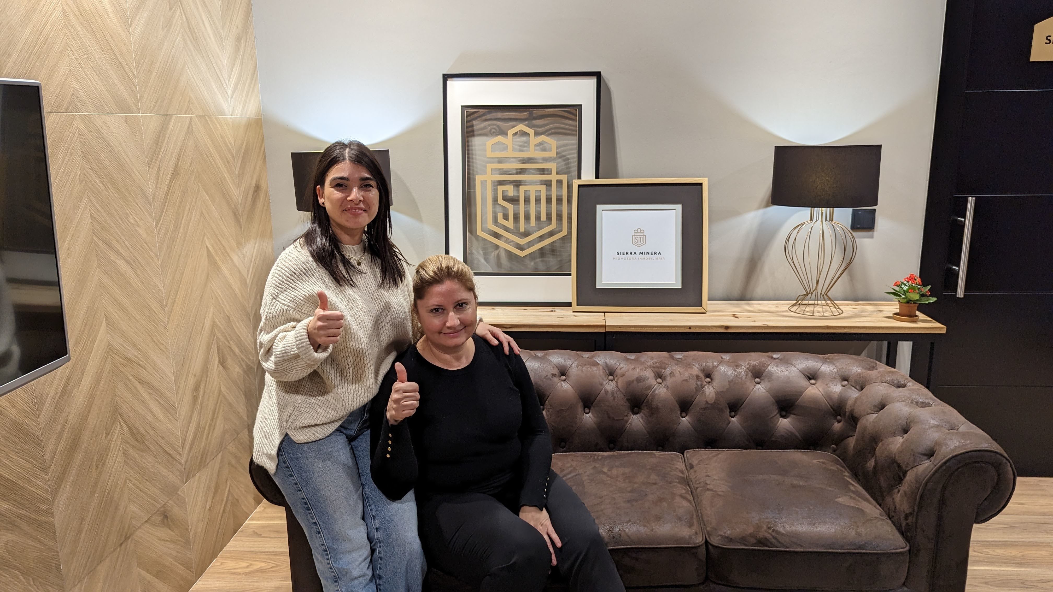 Comerciales de Sierra Minera con actitud positiva y con el pulgar hacia arriba