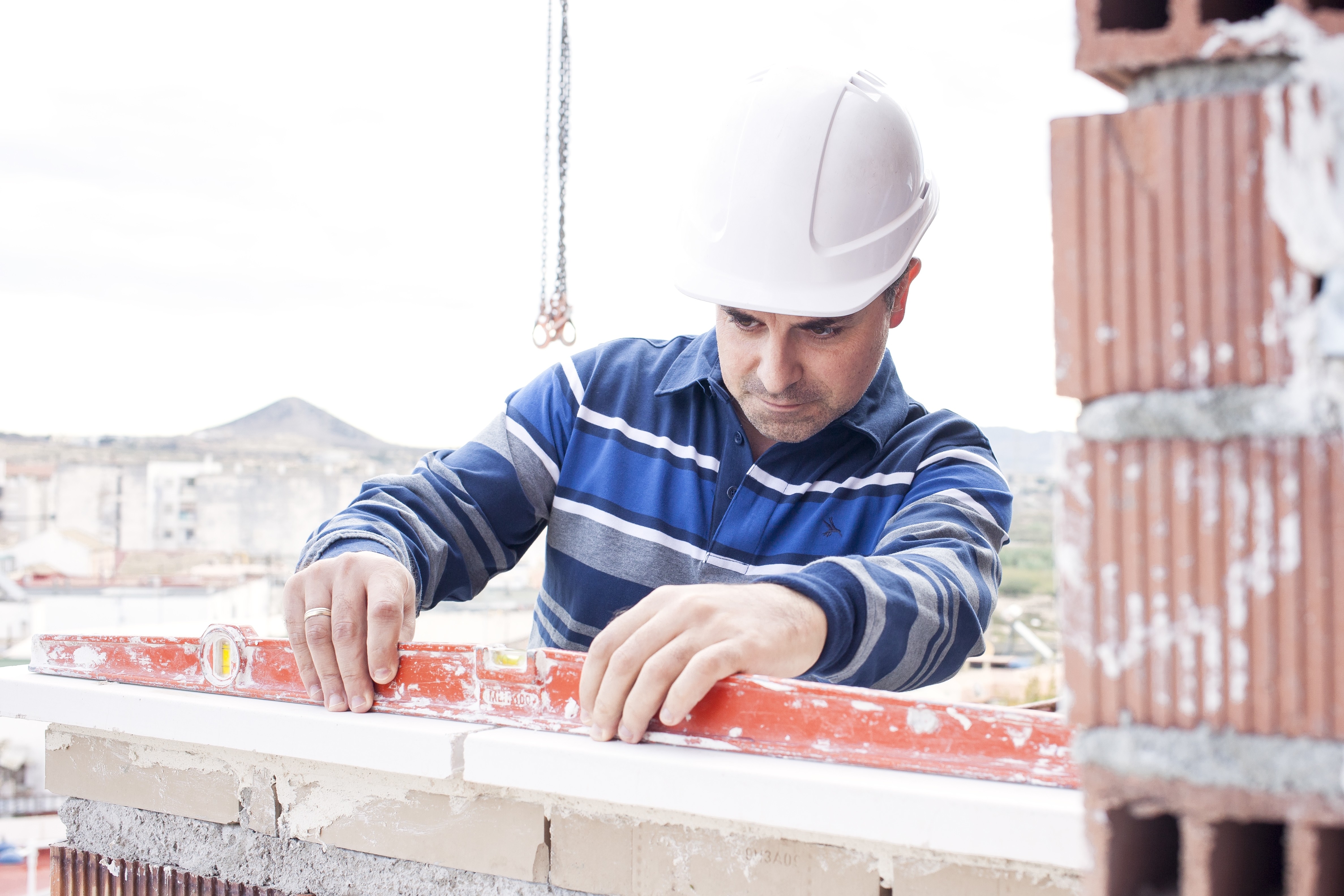 Técnico inspeccionando construcción de vivienda Nuestro técnico Miguel asegurándose de que la construcción de tu vivienda sea óptima