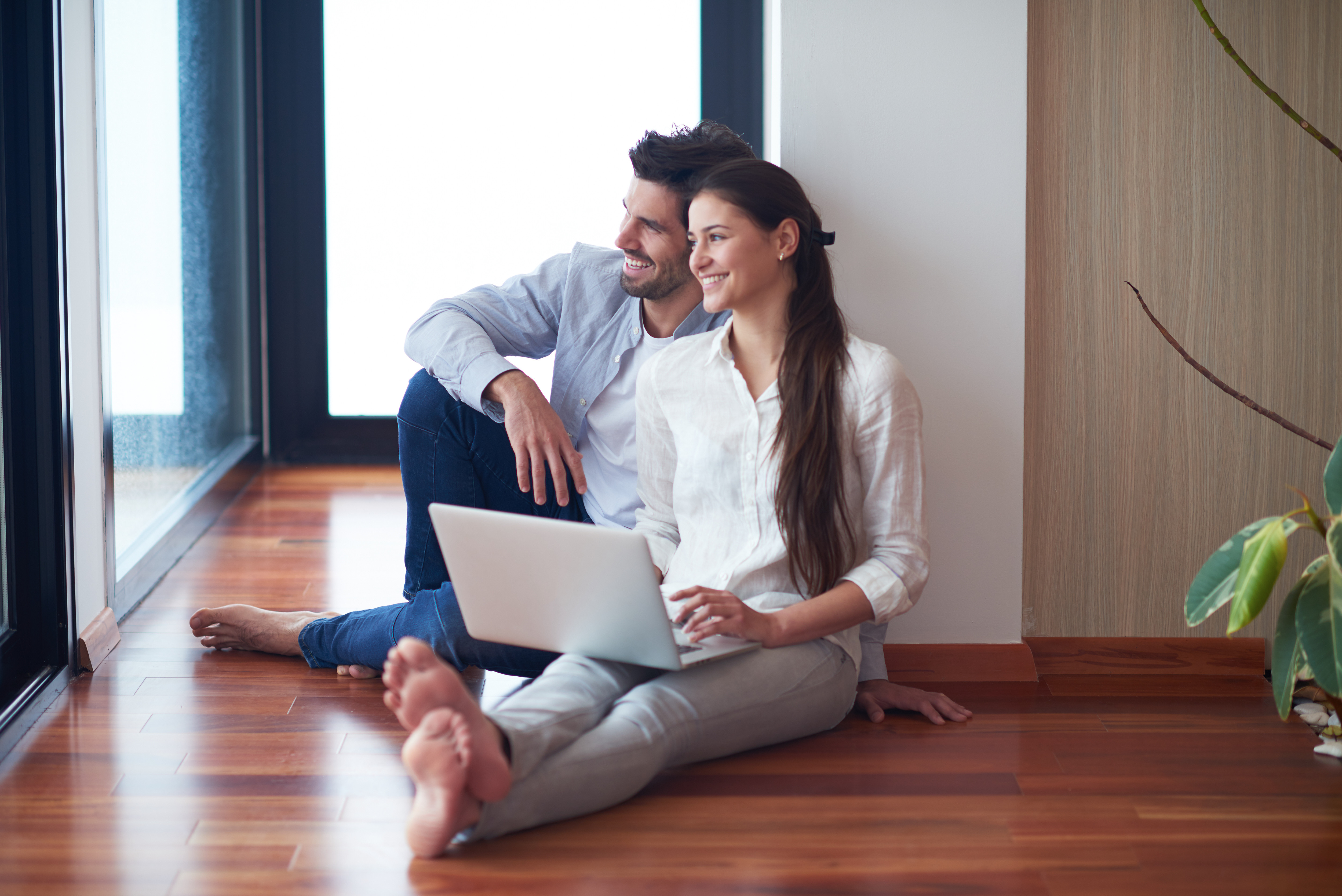 Pareja jóven planeando el futuro en su nueva vivienda en cartagena gracias a Promociones Sierra Minera