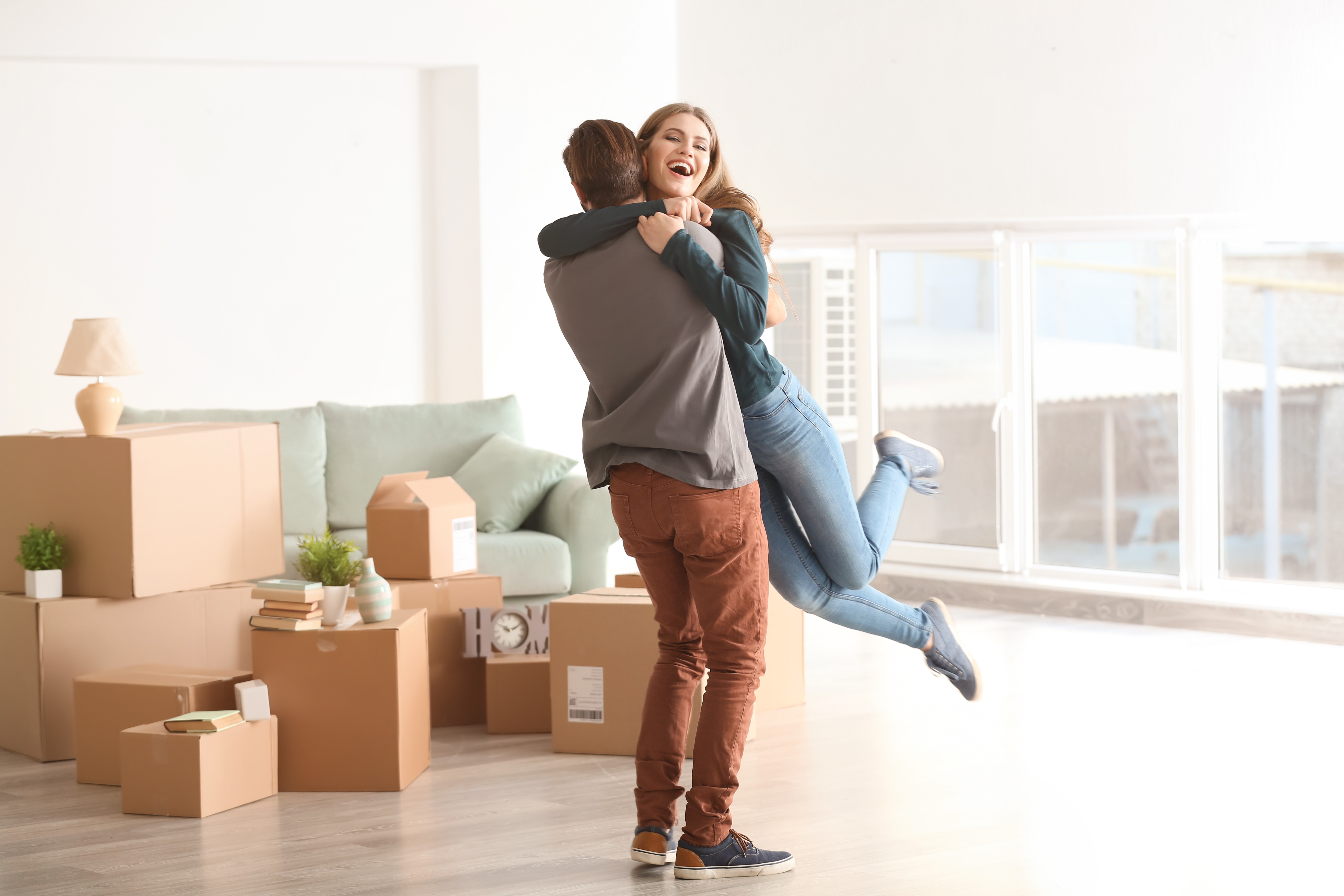Pareja feliz abrazandose en vivienda VPO Pareja abrazandose en vivienda VPO
