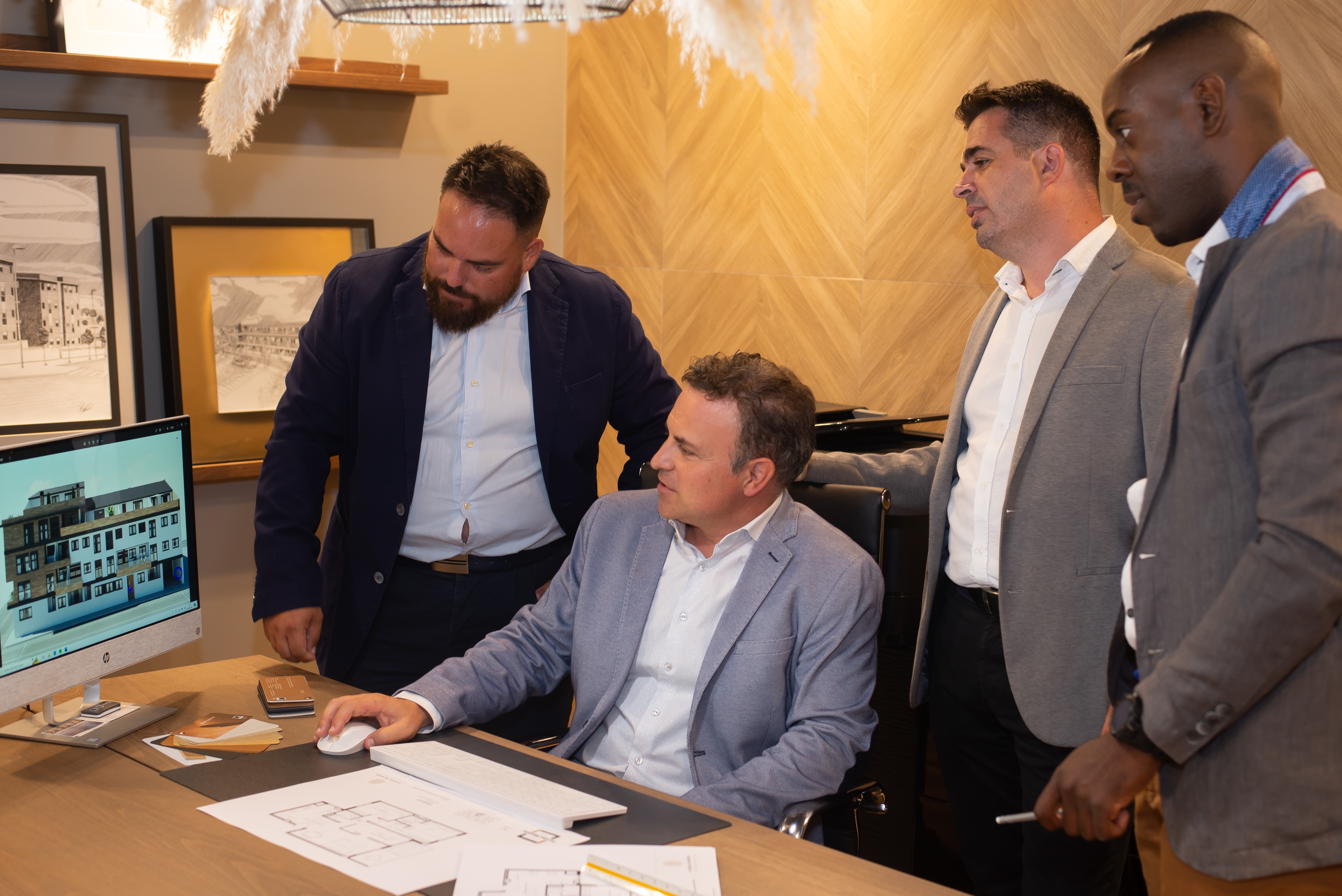 tecnicos reunidos en oficina barrio peral cartagena