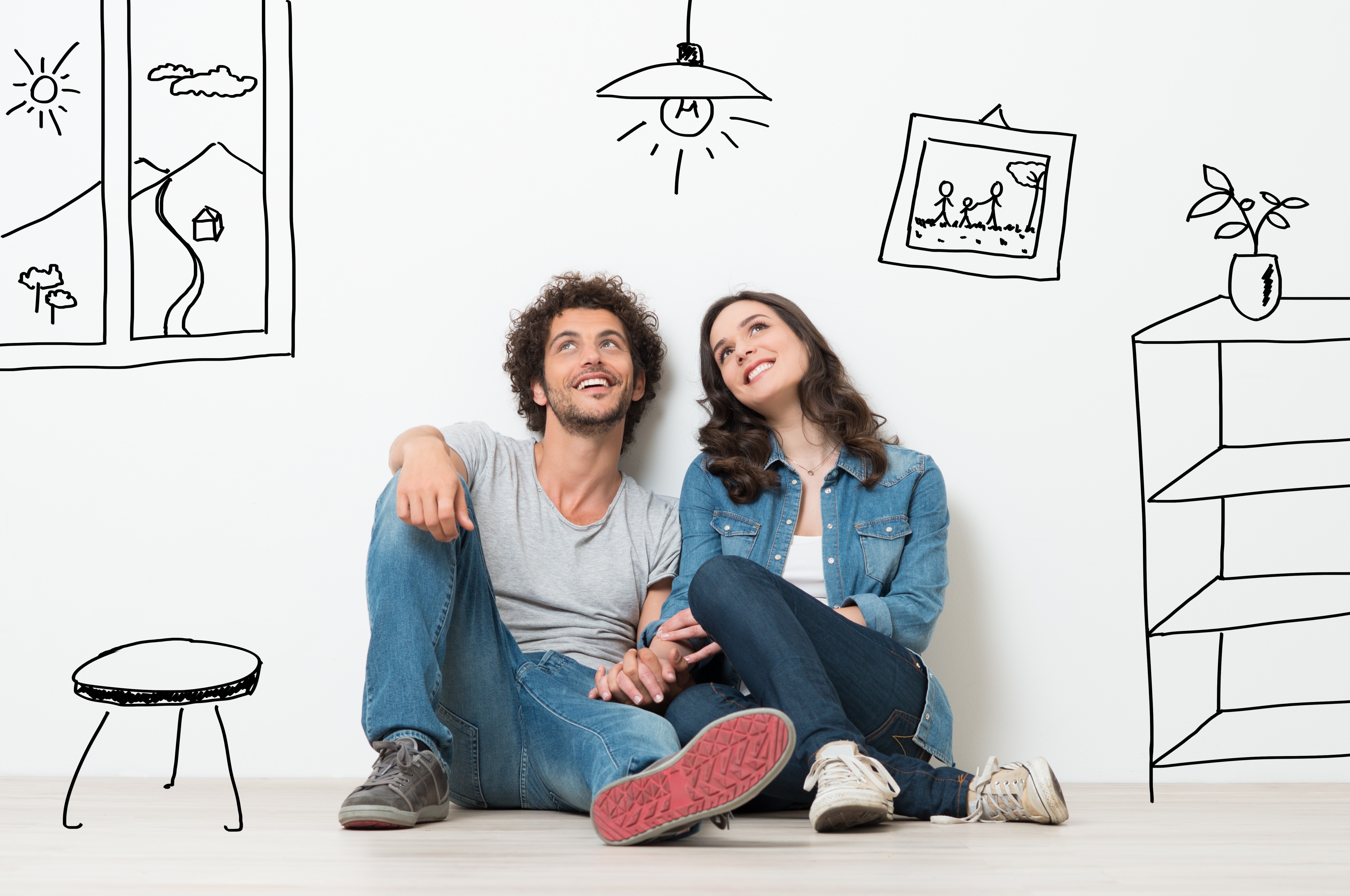Pareja pensando en cómo diseñar su hogar