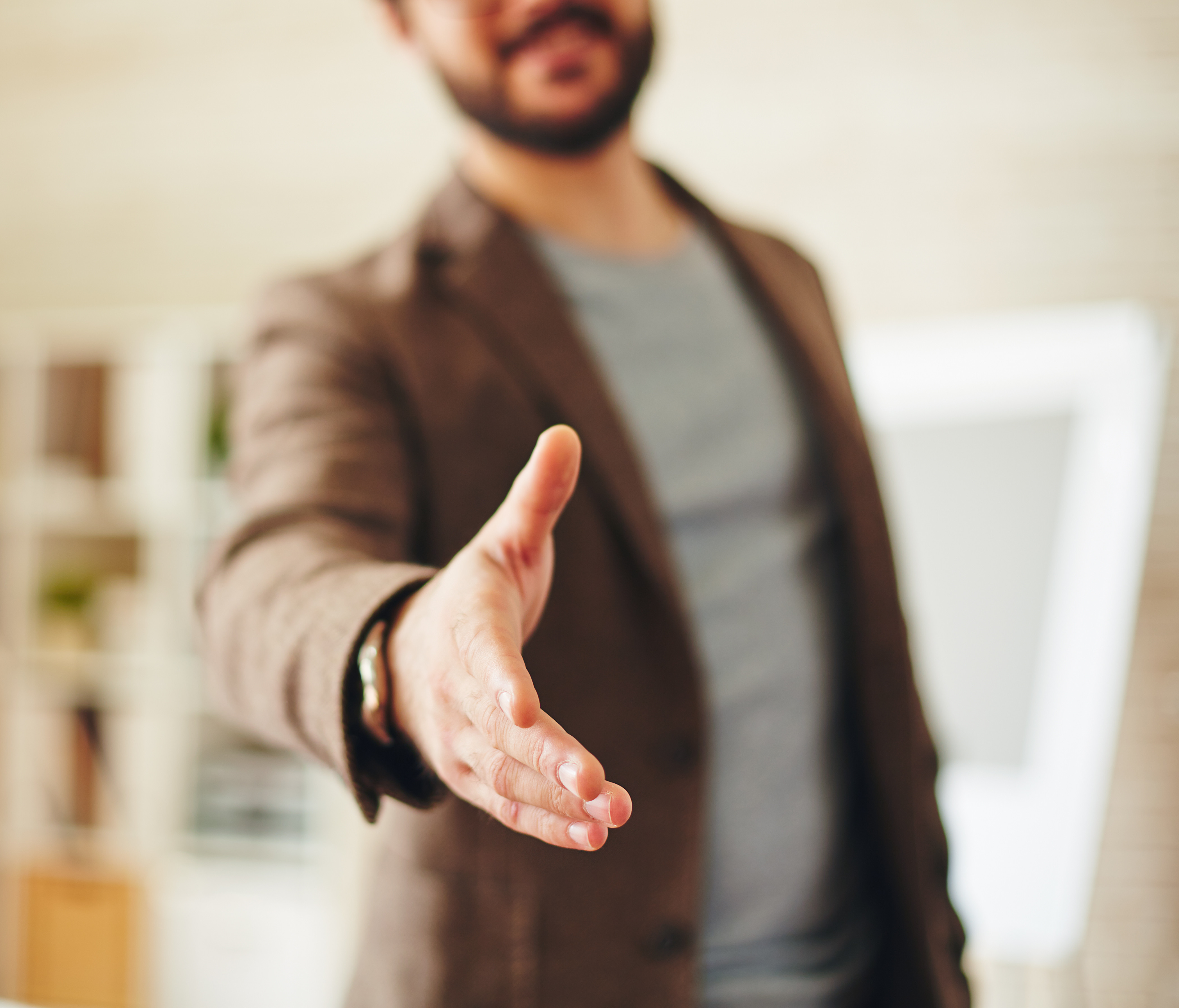 Apretón de manos Persona dando la mano como signo de confianza y satisfacción