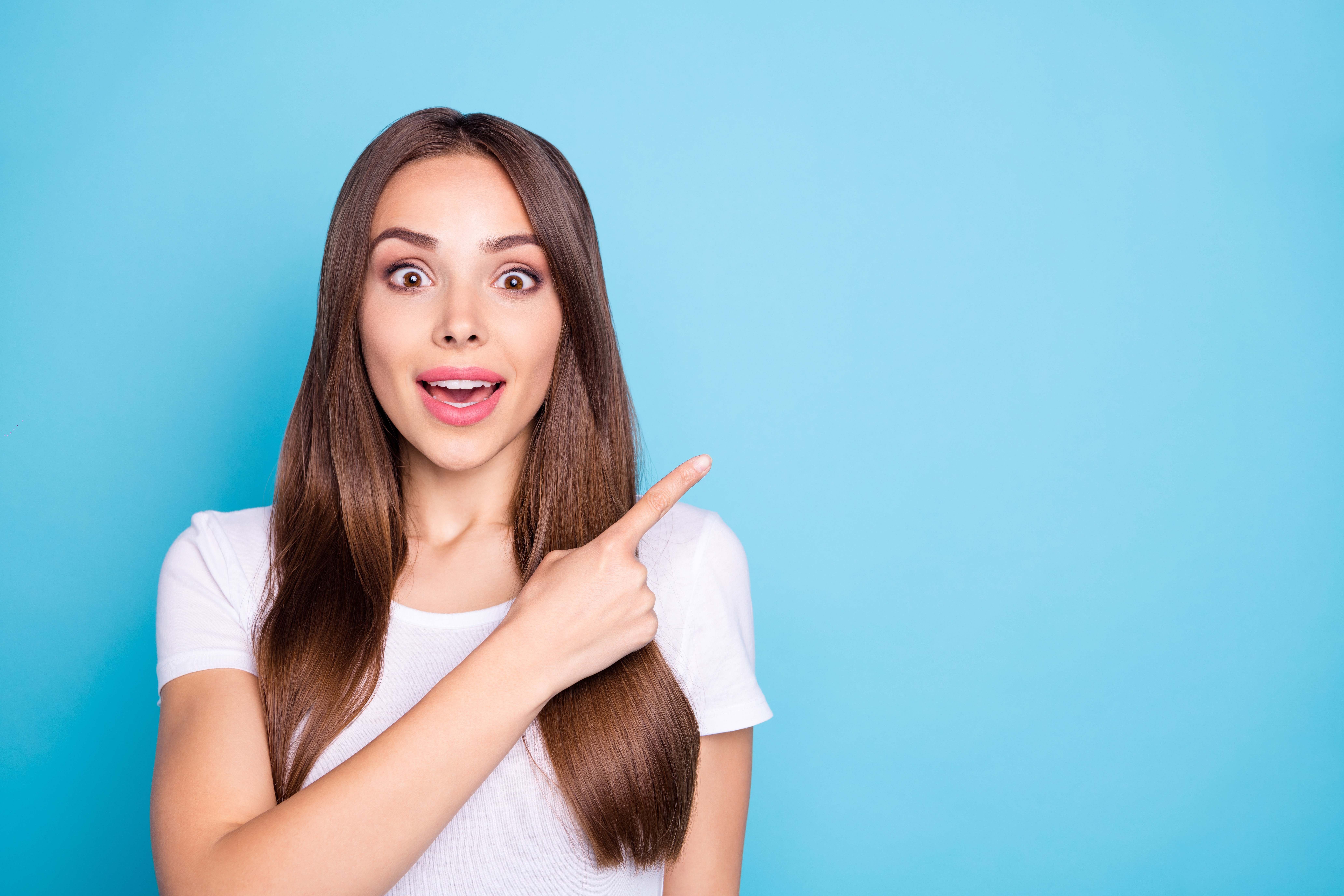 Chica feliz informada de VPO Chica feliz mostrando texto