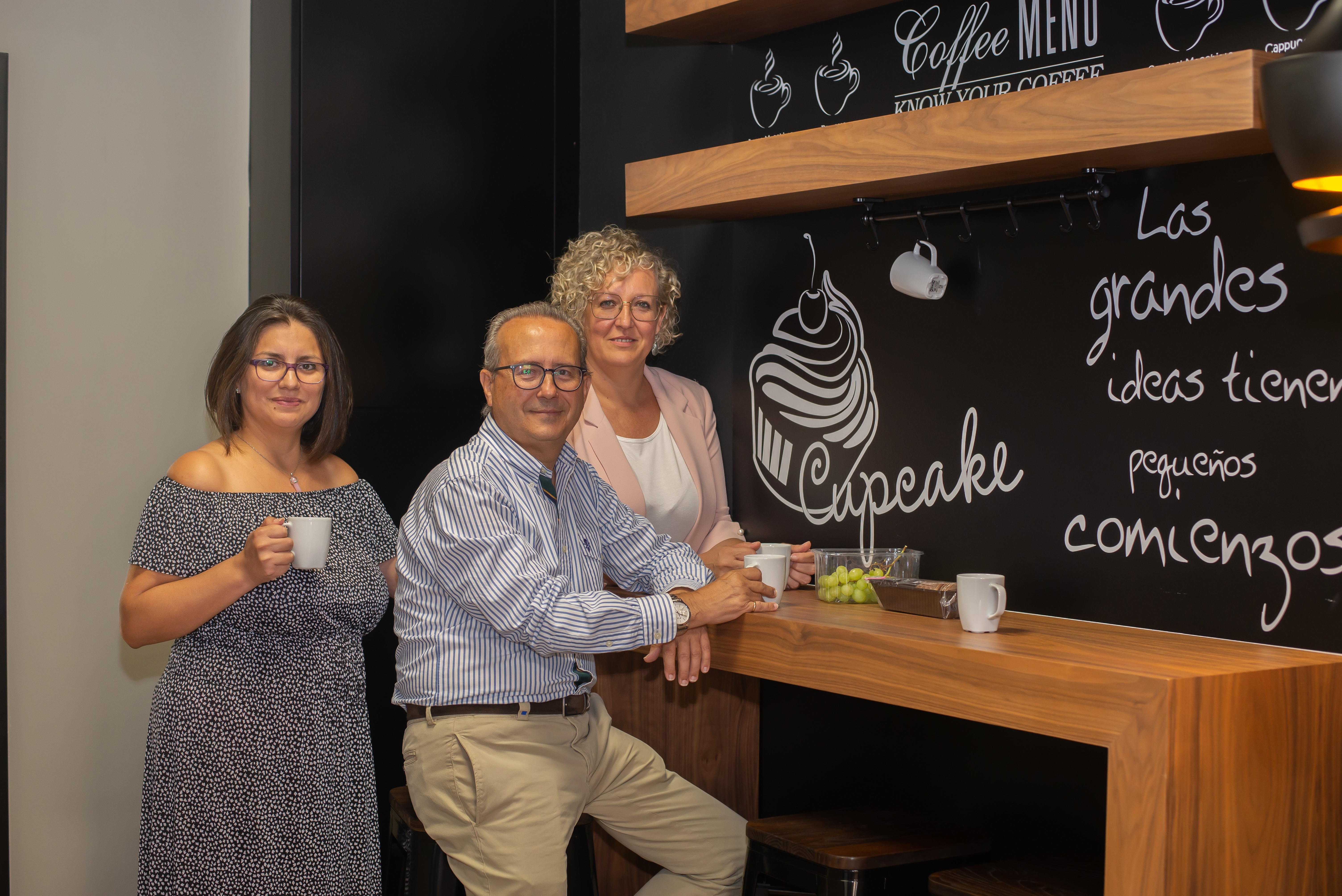 administrativos tomando cafe en oficina barrio peral cartagena